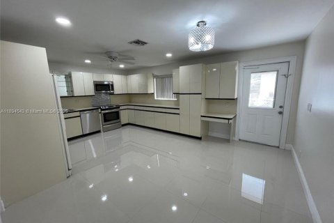 Купить виллу или дом в Помпано-Бич, Флорида 9 спален, 258.64м2, № 1947153 - фото 3