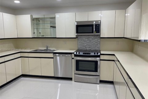 Купить виллу или дом в Помпано-Бич, Флорида 9 спален, 258.64м2, № 1947153 - фото 4