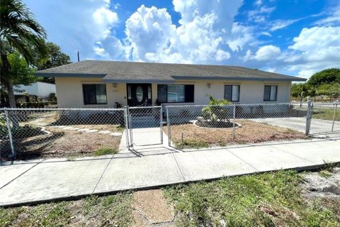 Купить виллу или дом в Помпано-Бич, Флорида 9 спален, 258.64м2, № 1947153 - фото 1