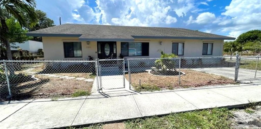 Дом в Помпано-Бич, Флорида 9 спален, 258.64м2 № 1947153