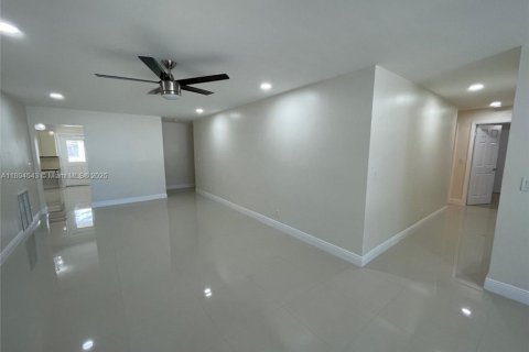 Купить виллу или дом в Помпано-Бич, Флорида 9 спален, 258.64м2, № 1947153 - фото 5