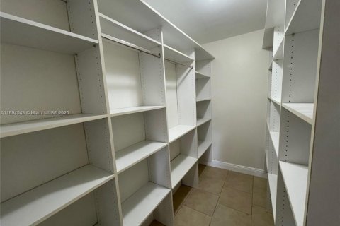 Купить виллу или дом в Помпано-Бич, Флорида 9 спален, 258.64м2, № 1947153 - фото 6