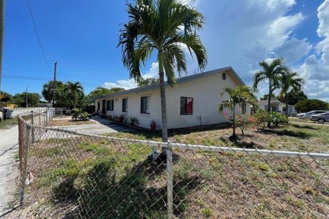 Купить виллу или дом в Помпано-Бич, Флорида 9 спален, 258.64м2, № 1947153 - фото 2