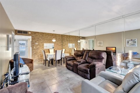 Купить кондоминиум в Лодердейл-Лейкс, Флорида 1 спальня, 63.55м2, № 1998273 - фото 15