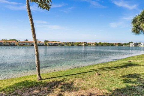 Copropriété à louer à Miami, Floride: 2 chambres, 130.06 m2 № 2050972 - photo 2