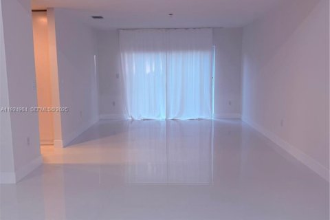 Снять в аренду виллу или дом в Майами, Флорида 4 спальни, 181.16м2, № 1983144 - фото 12