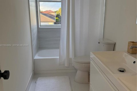 Снять в аренду виллу или дом в Майами, Флорида 4 спальни, 181.16м2, № 1983144 - фото 5