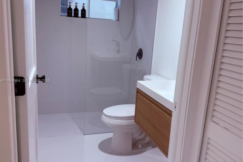 Снять в аренду виллу или дом в Майами, Флорида 4 спальни, 181.16м2, № 1983144 - фото 16