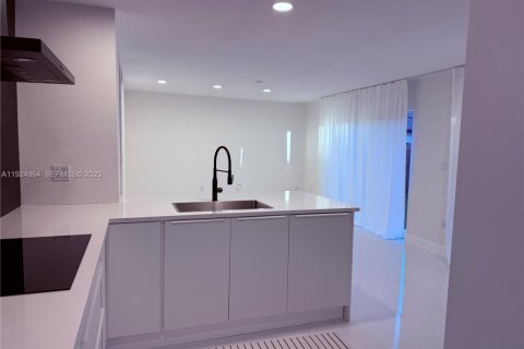 Снять в аренду виллу или дом в Майами, Флорида 4 спальни, 181.16м2, № 1983144 - фото 6