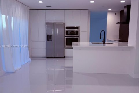 Снять в аренду виллу или дом в Майами, Флорида 4 спальни, 181.16м2, № 1983144 - фото 9