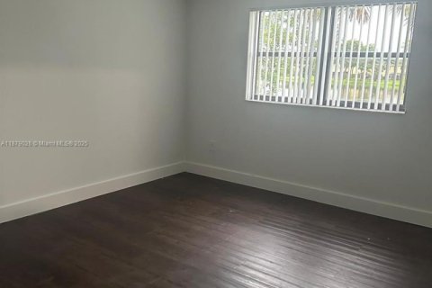 Снять в аренду кондоминиум в Санрайз, Флорида 3 спальни, 112.97м2, № 1924520 - фото 2