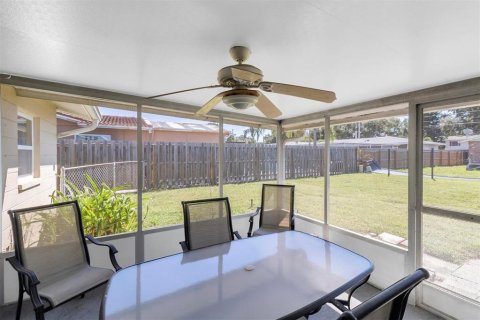 House in Seminole, Florida 3 bedrooms, 149.2 sq.m. № 2414107 - photo 30