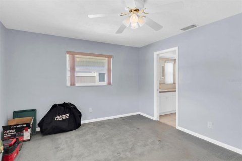House in Seminole, Florida 3 bedrooms, 149.2 sq.m. № 2414107 - photo 20