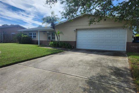 House in Seminole, Florida 3 bedrooms, 149.2 sq.m. № 2414107 - photo 2