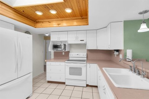 House in Seminole, Florida 3 bedrooms, 149.2 sq.m. № 2414107 - photo 17