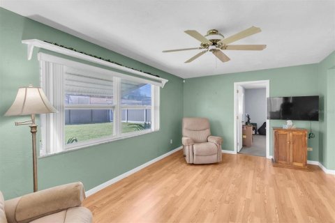 House in Seminole, Florida 3 bedrooms, 149.2 sq.m. № 2414107 - photo 16