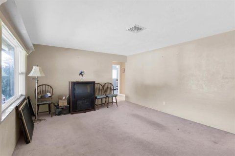 House in Seminole, Florida 3 bedrooms, 149.2 sq.m. № 2414107 - photo 8