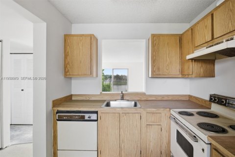 Condo in Miramar, Florida, 2 bedrooms № 2017794 - photo 21