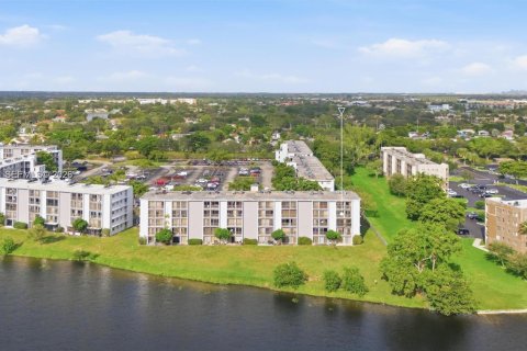 Condo in Miramar, Florida, 2 bedrooms № 2017794 - photo 25