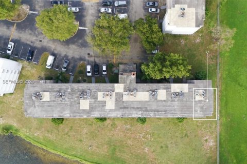 Condo in Miramar, Florida, 2 bedrooms № 2017794 - photo 27