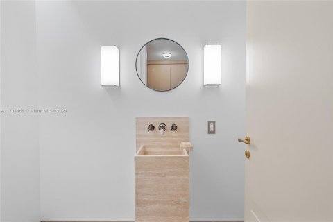 Condo in Surfside, Florida, 2 bedrooms  № 1865514 - photo 14