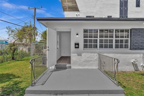 Commercial property in Miami Beach, Florida 228.91 sq.m. № 1958094 - photo 4