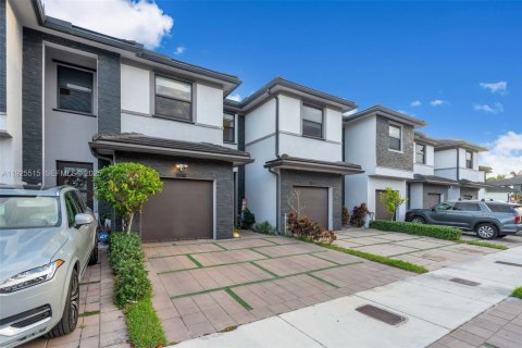 Купить таунхаус в Майами-Лейкс, Флорида 3 спальни, 157.19м2, № 1984028 - фото 3