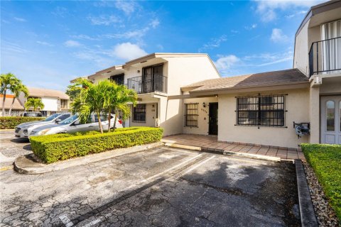 Condo in Hialeah, Florida, 2 bedrooms  № 1936157 - photo 7