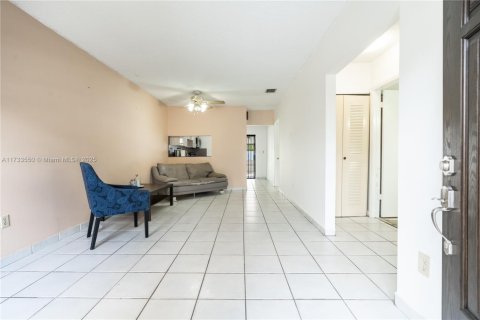 Condo in Hialeah, Florida, 2 bedrooms  № 1936157 - photo 6