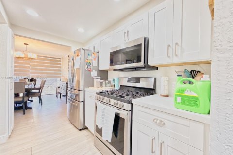 Townhouse in Miami, Florida 2 bedrooms, 135.08 sq.m. № 1779199 - photo 16
