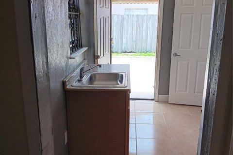 Villa ou maison à louer à Miami Gardens, Floride: 1 chambre, 22.3 m2 № 1187071 - photo 1