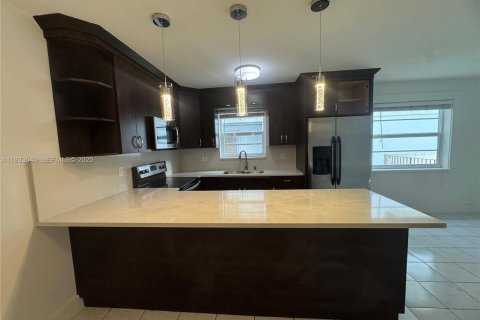 Condominio en alquiler en Miami, Florida, 2 dormitorios, 83.33 m2 № 1992102 - foto 3