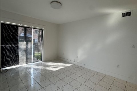 Condominio en alquiler en Miami, Florida, 2 dormitorios, 83.33 m2 № 1992102 - foto 11