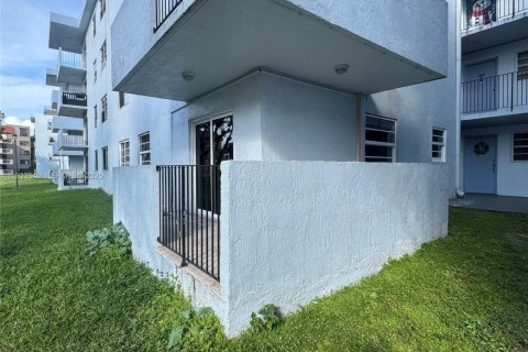 Condominio en alquiler en Miami, Florida, 2 dormitorios, 83.33 m2 № 1992102 - foto 2