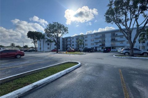 Condominio en alquiler en Miami, Florida, 2 dormitorios, 83.33 m2 № 1992102 - foto 1