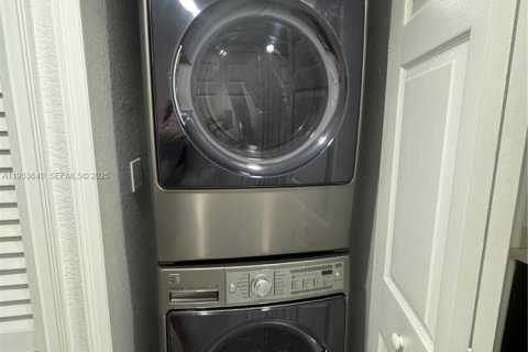 Condominio en alquiler en Miami, Florida, 2 dormitorios, 83.33 m2 № 1992102 - foto 5