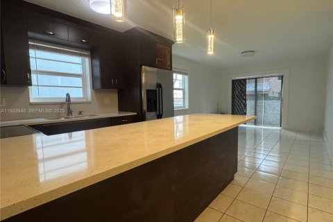 Condominio en alquiler en Miami, Florida, 2 dormitorios, 83.33 m2 № 1992102 - foto 4