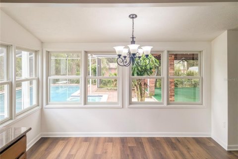 Villa ou maison à louer à Brandon, Floride: 4 chambres, 195.56 m2 № 2413767 - photo 9