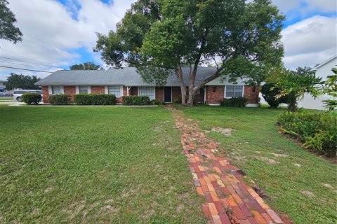 Villa ou maison à Brandon, Floride 4 chambres, 195.56 m2 № 2413767