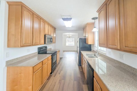 Villa ou maison à louer à Brandon, Floride: 4 chambres, 195.56 m2 № 2413767 - photo 7