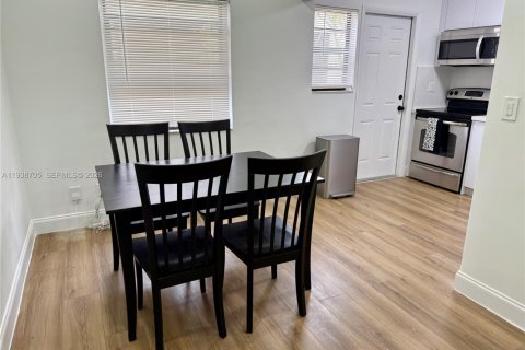 Villa ou maison à louer à Miami Beach, Floride: 3 chambres, 91.69 m2 № 1996352 - photo 2