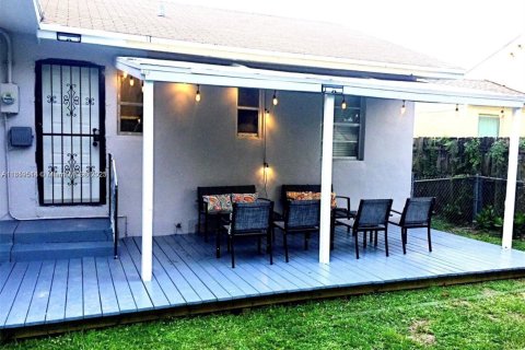 House in Miami, Florida 3 bedrooms, 104.42 sq.m. № 1888363 - photo 14