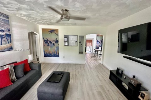 House in Miami, Florida 3 bedrooms, 104.42 sq.m. № 1888363 - photo 3