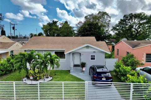 House in Miami, Florida 3 bedrooms, 104.42 sq.m. № 1888363 - photo 1