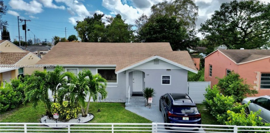 House in Miami, Florida 3 bedrooms, 104.42 sq.m. № 1888363