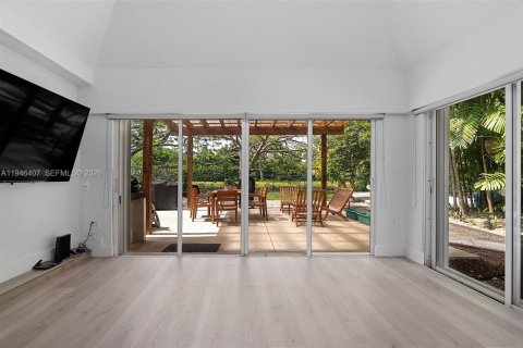 House in South Miami, Florida 6 bedrooms, 320.51 sq.m. № 2002487 - photo 11