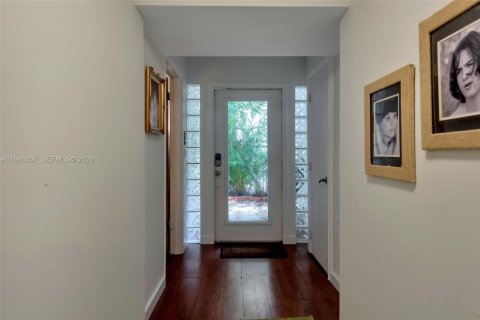 House in South Miami, Florida 6 bedrooms, 320.51 sq.m. № 2002487 - photo 15