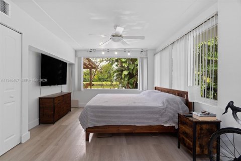 House in South Miami, Florida 6 bedrooms, 320.51 sq.m. № 2002487 - photo 14