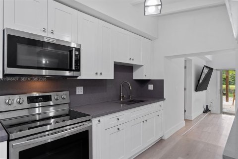 House in South Miami, Florida 6 bedrooms, 320.51 sq.m. № 2002487 - photo 10