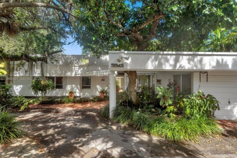 House in South Miami, Florida 6 bedrooms, 320.51 sq.m. № 2002487 - photo 6